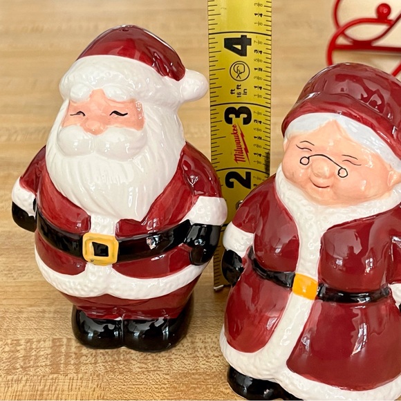 Santa and Mrs. Claus Salt & Pepper Shakers Set Red and White - Picture 4 of 4